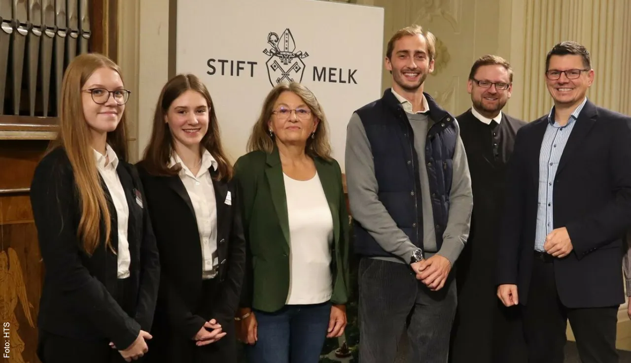 Habsburg-Gruppe-2 Sophia Stöger und Lisa Ruk von der 2B-Klasse der HTS St. Pölten, Organisatorin Gertrud Moser, Stargast Ferdinand Habsburg-Lothringen, Pater Alois Köberl vom Stift Melk sowie Moderator Armin Haiderer. Foto: HTS