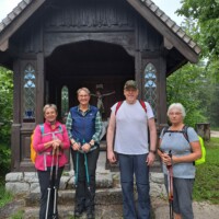 PIlger bei der Fußwallfahrt nach Mariazell vor einer Kapelle PIlger bei der Fußwallfahrt nach Mariazell vor einer Kapelle