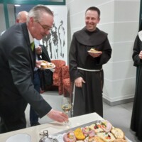 Prof. Stark und Pater Lucjan bei der Agape