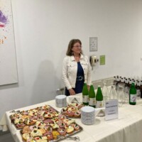 Gertrud Moser beim Speisentisch für die Agape