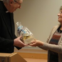 Geschenkübergabe an Prof. Spindelböck durch Präsidentin Gertrud Moser