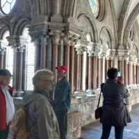 Besucher im Kreuzgang