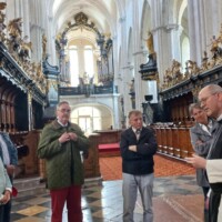 Abt Dr. Pius Maurer mit Besuchern