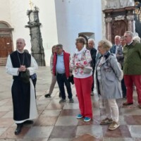 Abt Dr. Pius Maurer mit Besuchern