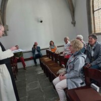 Abt Dr. Pius Maurer mit Besuchern