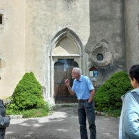 Besucher vor der Kirche