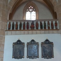 Statuen Jesus mit den Aposteln und Kreuzwegstationen