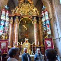 Besucher vor dem Hochaltar