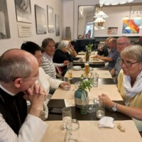 Pilger und Abt in Gasthaus