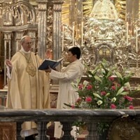 Abt während der Heiligen Messe