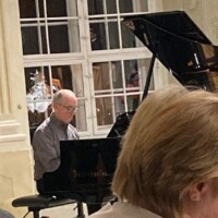 Begleitung am Klavier beim Vortrag von Ferdinand Habsburg-Lothringen