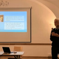 Vortragender Dr. Mosser mit Präsentation