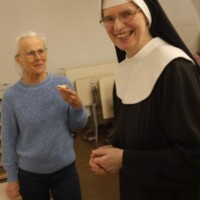 Ordensschwester und Gast bei der Agapge