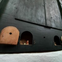 zwei Verschläge an der Rückseite des Hochaltares