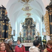 Reiseteilnehmer in der St. Veit Kirche