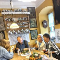 Reiseteilnehmer bei Getränken