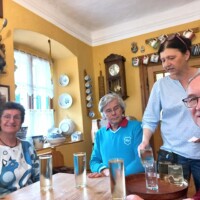 Reiseteilnehmer bei Getränken