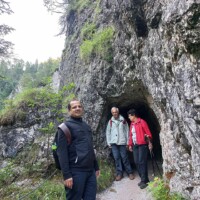 kleine Hhle entlang der Wallfahrtsroute und Pilger davor