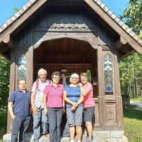 Pilgergruppe vor kleiner Kapelle