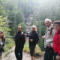 Pilger im Wald entlang der Route nach Mariazell - kleines Gruppenfoto