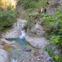 kleiner See entlang der Pilgerroute nach Mariazell mit Pilgern auf Weg im Hintergrund