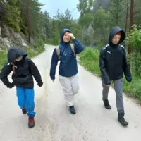 Drei junge Pilger machen sich auf den Weg
