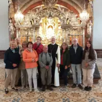Pilger mit Priester vor dem Gnadenaltar in Mariazell