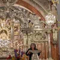 Lektorin vor dem Gnadenaltar in Mariazell